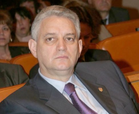 Sârbu: Băsescu tremură dimineaţa, îl reanimă consilierii cu diverse tării